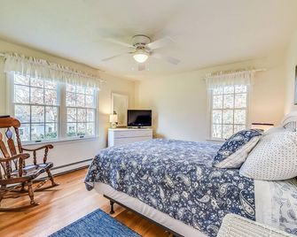 Comfy Cape Home: Close to Mayflower Beach, golf course, and Downtown - Dennis - Bedroom