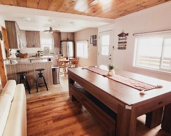 Peaceful Lakefront Cottage • Pool Table • King Bed • Kayaks\n - Renfrew - Cocina