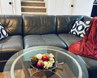 Quiet & backed by trees, centrally located home close to downtown and ferries. - Port Orchard - Sala de estar