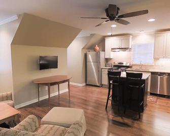 Private Carriage House \n 5 miles to Ameris Amphitheater \nWalkable to Canton st - Roswell - Kitchen
