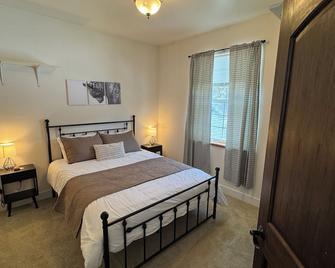 Kodiak Retreat — Steps from Ocean, Near Olds River Trails & Great Fishing - Kodiak - Bedroom