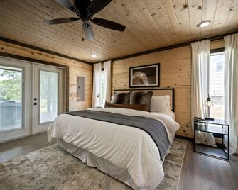 Modern Riverfront, Starlink, Hot Tub, Br - Golden - Bedroom