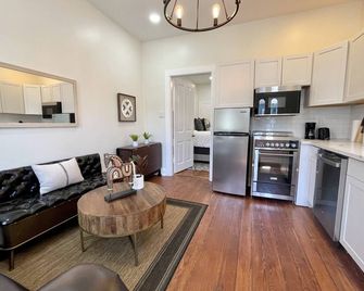 Beautifully Restored! - New Orleans 3 Bedroom Shotgun Home-15 Min French Quarter - New Orleans - Kitchen