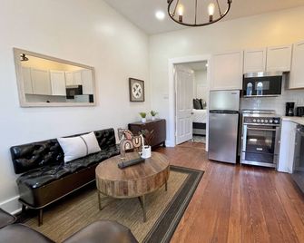 Beautifully Restored! - New Orleans 3 Bedroom Shotgun Home-15 Min French Quarter - New Orleans - Mutfak