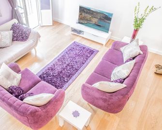 Sunlightproperties Legend: 2 Bedroom Rental, Near Beach With Balcony & Ac - Nice - Living room