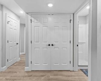 3br 1.5ba Apt In So. Burlington - South Burlington - Hallway