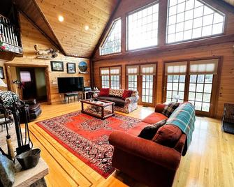 Deer Haven Lodge on 16 acres with mountain views and fireplace - Jay - Living room