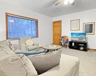 3bed Cozy House In Quiet Neighborhood - Des Moines - Living room