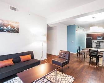 Convenient Apartment in the Heart of Greeley - Greeley - Living room