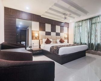 Hotel Royal Heritage - Guwahati - Bedroom