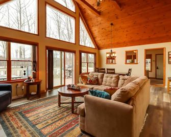 Lakefront Poconos Family Home w/ Pool Access - Pocono Pines - Sala de estar