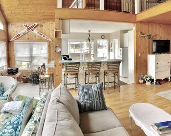Little White Cottage on Chippewa Lake just steps to the waters edge. - Chippewa Lake - Living room
