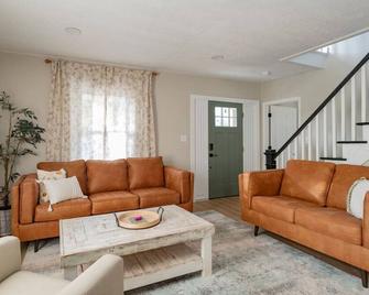 Quaint 3bd Home \\ 2 King Beds \\ 3tvs \\ Free Wifi - Madison Heights