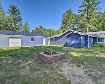 Prudenville Retreat with Yard about 1 Mi to Lake! - Houghton Lake - Gebouw