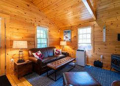 Cheerful Two Bedroom Cabin - 10 minutes to Camden! - Lincolnville - Wohnzimmer