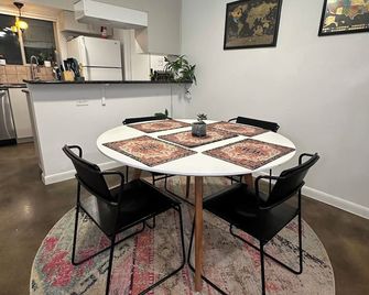 Royal Retreat - Cozy Luxe 2br Near Downtown - Austin - Dining room