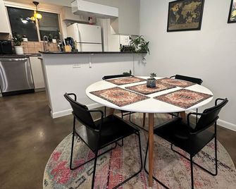 Royal Retreat - Cozy Luxe 2br Near Downtown - Austin - Salle à manger