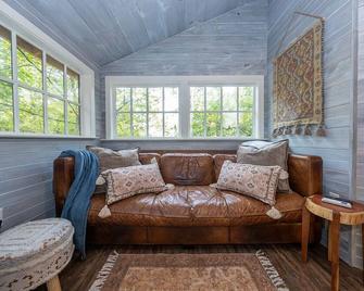 Luxury, Secluded Treehouse on the Rivanna River - Palmyra - Living room