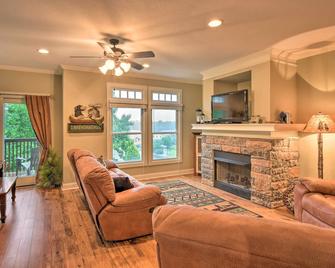 Hiawassee Haven on Lake Chatuge with Boat Slip! - Hiawassee - Living room