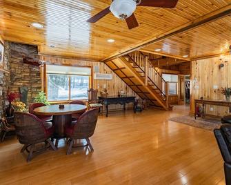 Family Friendly Near River - Campfires! Hot Tub, Game Rm, Views Pets welcome - Ripton - Comedor
