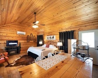 City on a Hill at Spring Creek - Fredericksburg - Bedroom