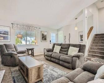 Charming 3 Bdr Home W/ Hot Tub & Sauna - Broomfield - Living room