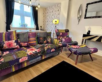 Stylish & Cosy - Flat 6, Osborne Road - Pontypool - Living room