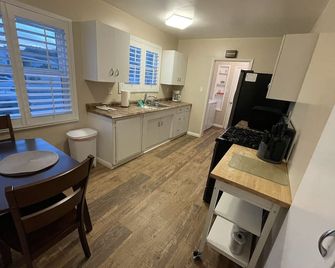 Quiet, comfortable and clean Long Beach unheated pool house. - Long Beach - Küche