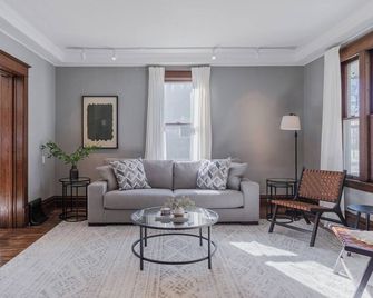 Hot Tub Character Home Minutes To Downtown Fargo & Ndsu! - Fargo - Living room