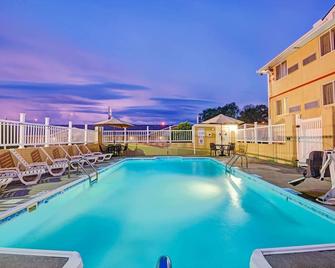 Super 8 by Wyndham Independence Kansas City - Independence - Uima-allas