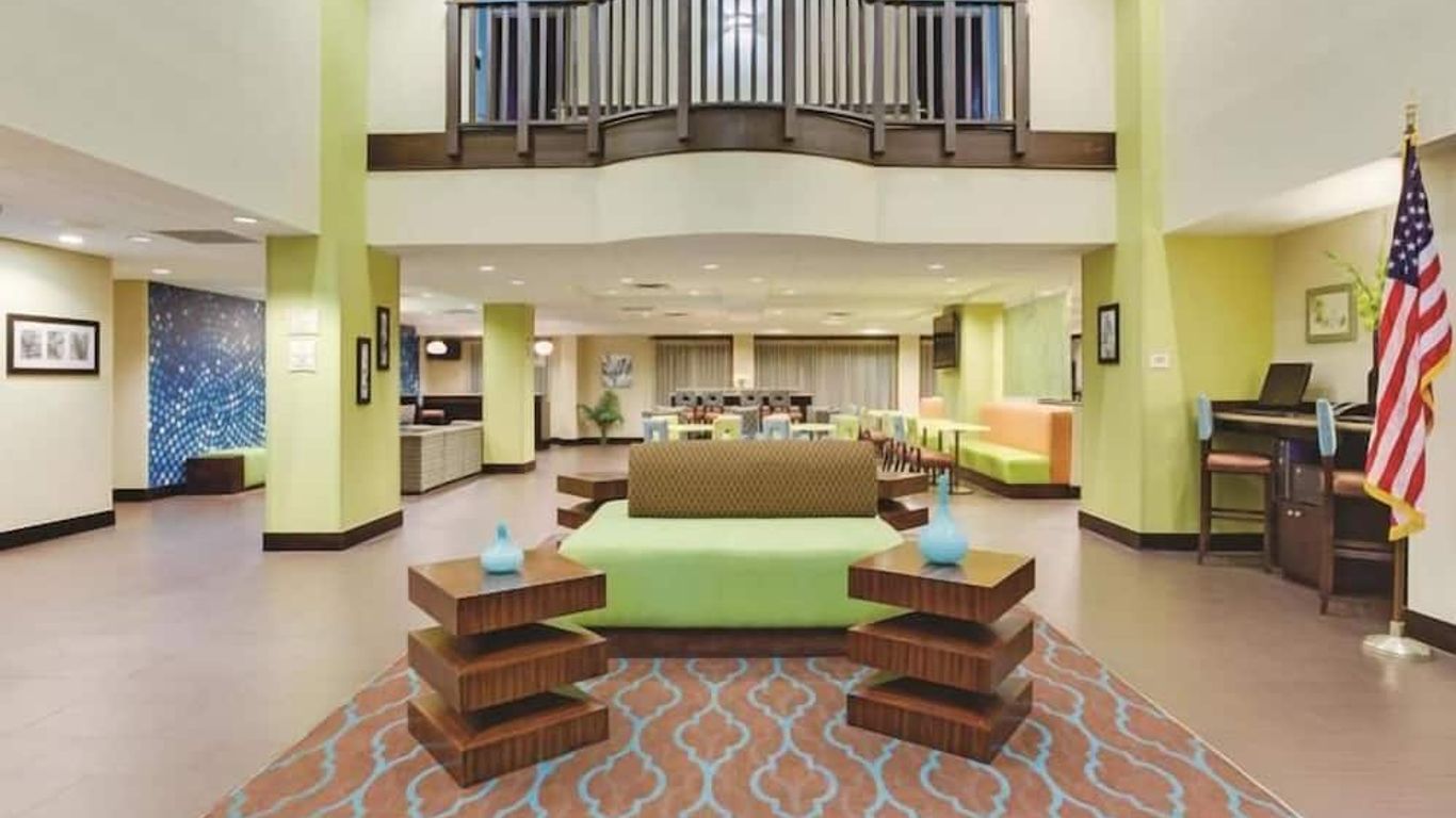 Comfort Inn & Suites Tampa North I-75