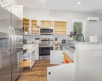 Charming 1910 Luxury Condo in Downtown Fuquay - Steps to Parks & Eateries - Fuquay-Varina - Cocina