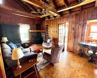 Cozy & Comfortable Lake Willoughby Cottage with Views - Westmore - Sala de estar