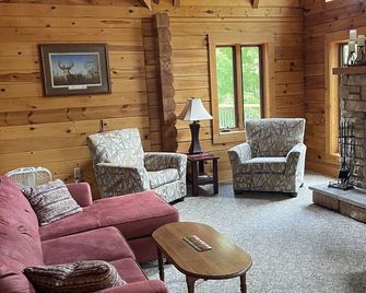 Log cabin staycation for families! Beautiful country setting. - Mount Pleasant - Soggiorno