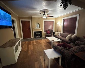 Stay in Our Quaint Cottage Retreat for a Memorable Escape! - Duncan - Huiskamer