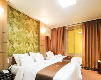 Uljin Grand Hotel - Uljin - Bedroom