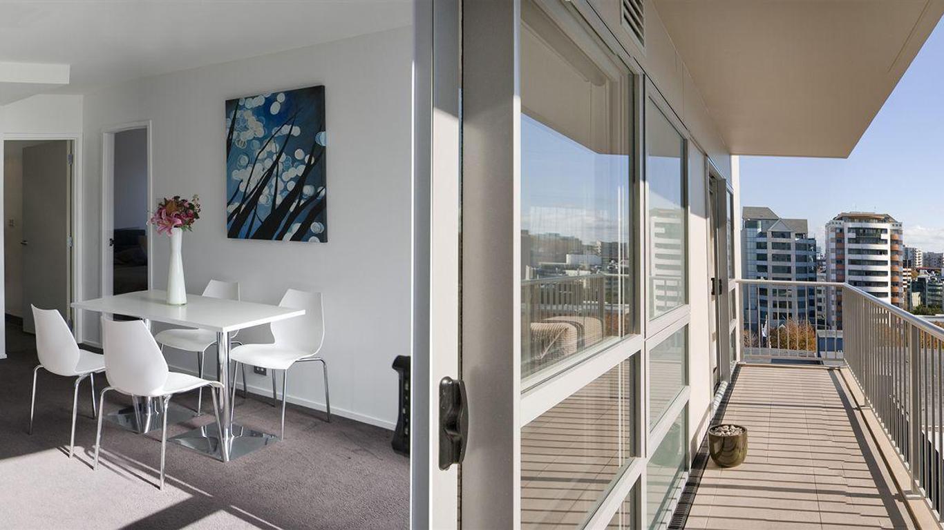 Bianco Off Queen Apartments