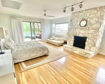 Spacious Beach House, Steps to Beach - Mattituck - חדר שינה