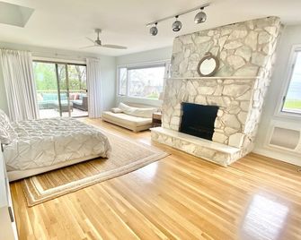 Spacious Beach House, Steps to Beach - Mattituck - חדר שינה
