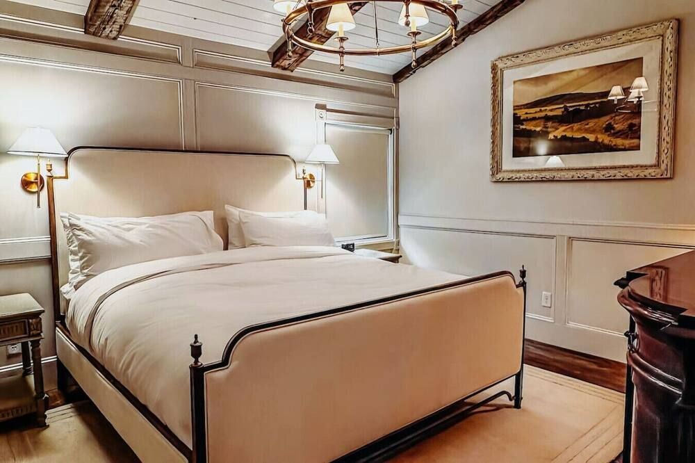 The Donna King Suite - Bootleggers Lodge on Lake Nokomis - Tomahawk