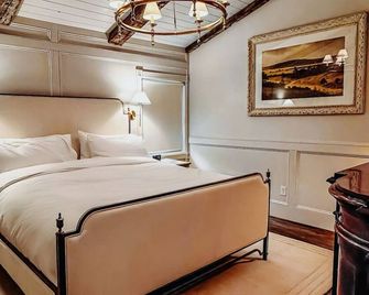 The Donna King Suite - Bootleggers Lodge on Lake Nokomis - Tomahawk