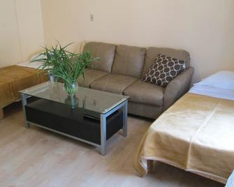 Woodside, Queens, Spacious 2 Bdrm 1 Bath Home, Easy Access To Manhattan - Nueva York - Sala de estar
