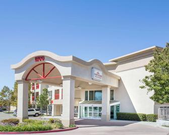 Hawthorn Suites by Wyndham Livermore Wine Country - Livermore - Rakennus