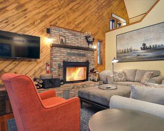 Cedar Lodge - private and spacious home - enjoy a cozy fire! - Nathrop - Sala de estar