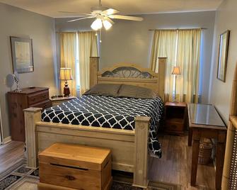 Detached apartment on 7 secluded acres with a security/privacy gate - Dothan - Bedroom
