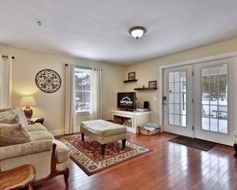 Chittenden Farmhouse - Historic 4BR, 2BA, 20 Min to Skiing, 7 Min to Mountaintop Resort - Chittenden - Living room