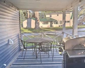 Cozy Cottage: A Memory Making Place by Cedar Point - Huron - Патіо
