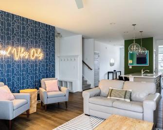 4Br Sleeps 10 w/Fenced Yard & Movie Room - Modern Home near Downtown Clayton - Clayton - Sala de estar