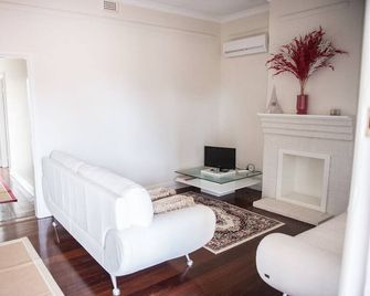 Family Friendly, light & bright ideal for short or longer stays - York - Living room