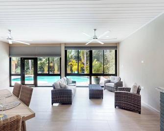 The Riverview Estate - Riverview - Living room